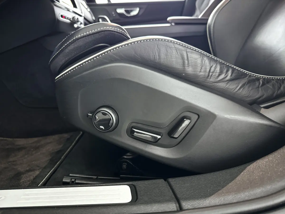 B3 R-Design | Parkeercamera | Stoel- en stuurverwarming | Harman Kardon | Extra getint glas | Trekhaak