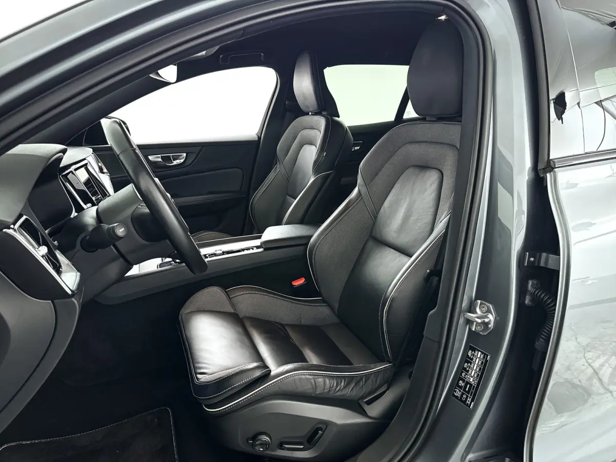 B3 R-Design | Parkeercamera | Stoel- en stuurverwarming | Harman Kardon | Extra getint glas | Trekhaak