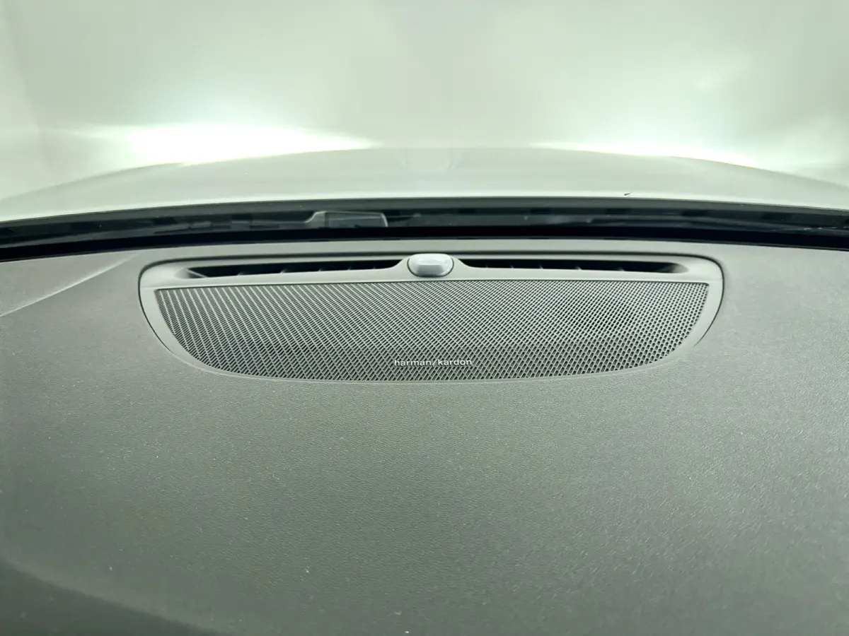 B3 R-Design | Parkeercamera | Stoel- en stuurverwarming | Harman Kardon | Extra getint glas | Trekhaak