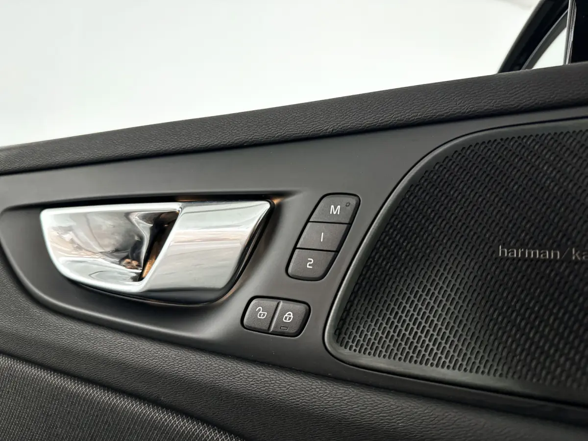 B3 R-Design | Parkeercamera | Stoel- en stuurverwarming | Harman Kardon | Extra getint glas | Trekhaak