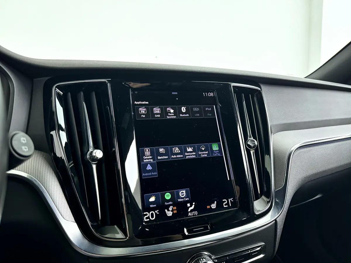 B3 R-Design | Parkeercamera | Stoel- en stuurverwarming | Harman Kardon | Extra getint glas | Trekhaak