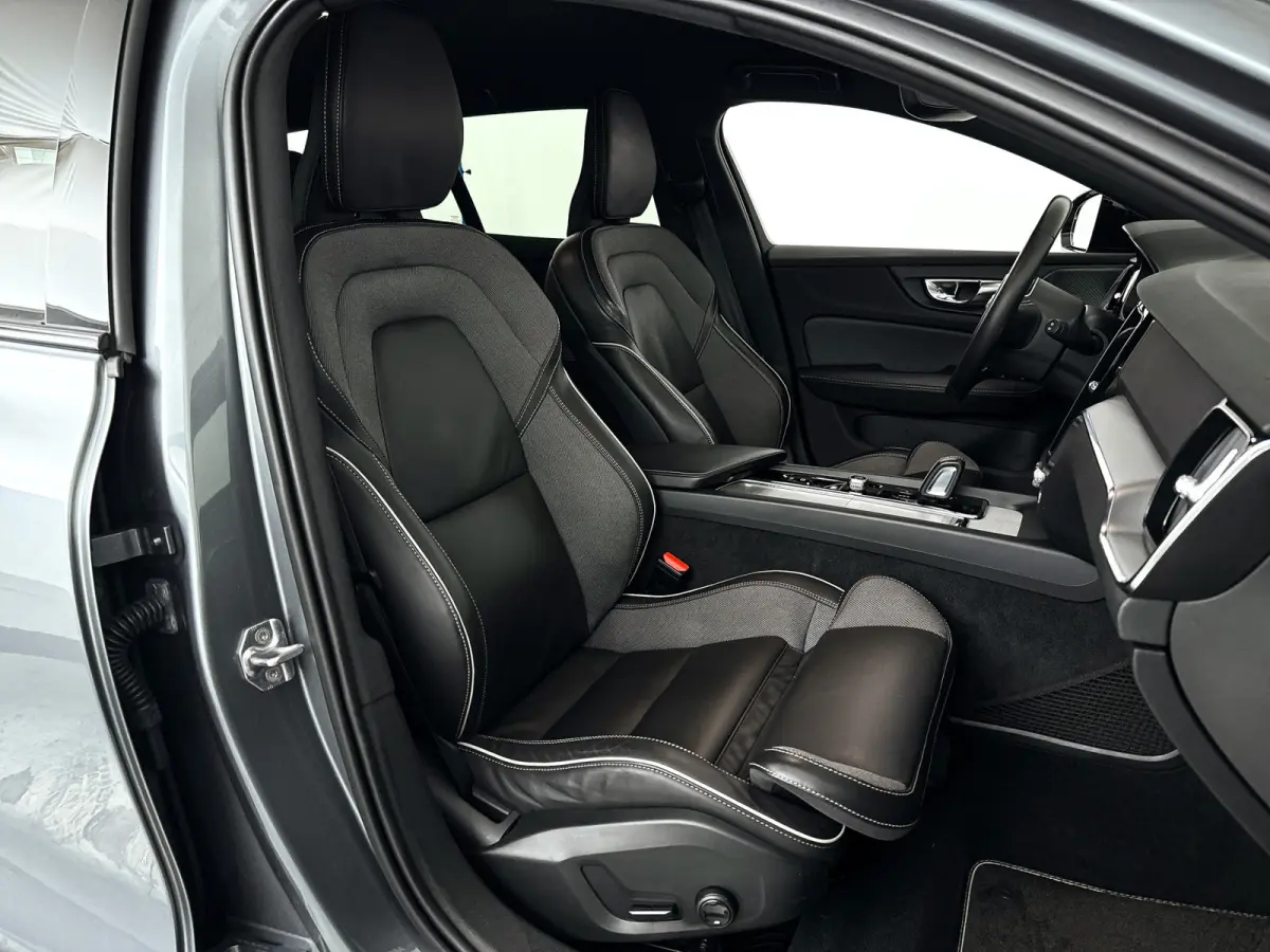 B3 R-Design | Parkeercamera | Stoel- en stuurverwarming | Harman Kardon | Extra getint glas | Trekhaak
