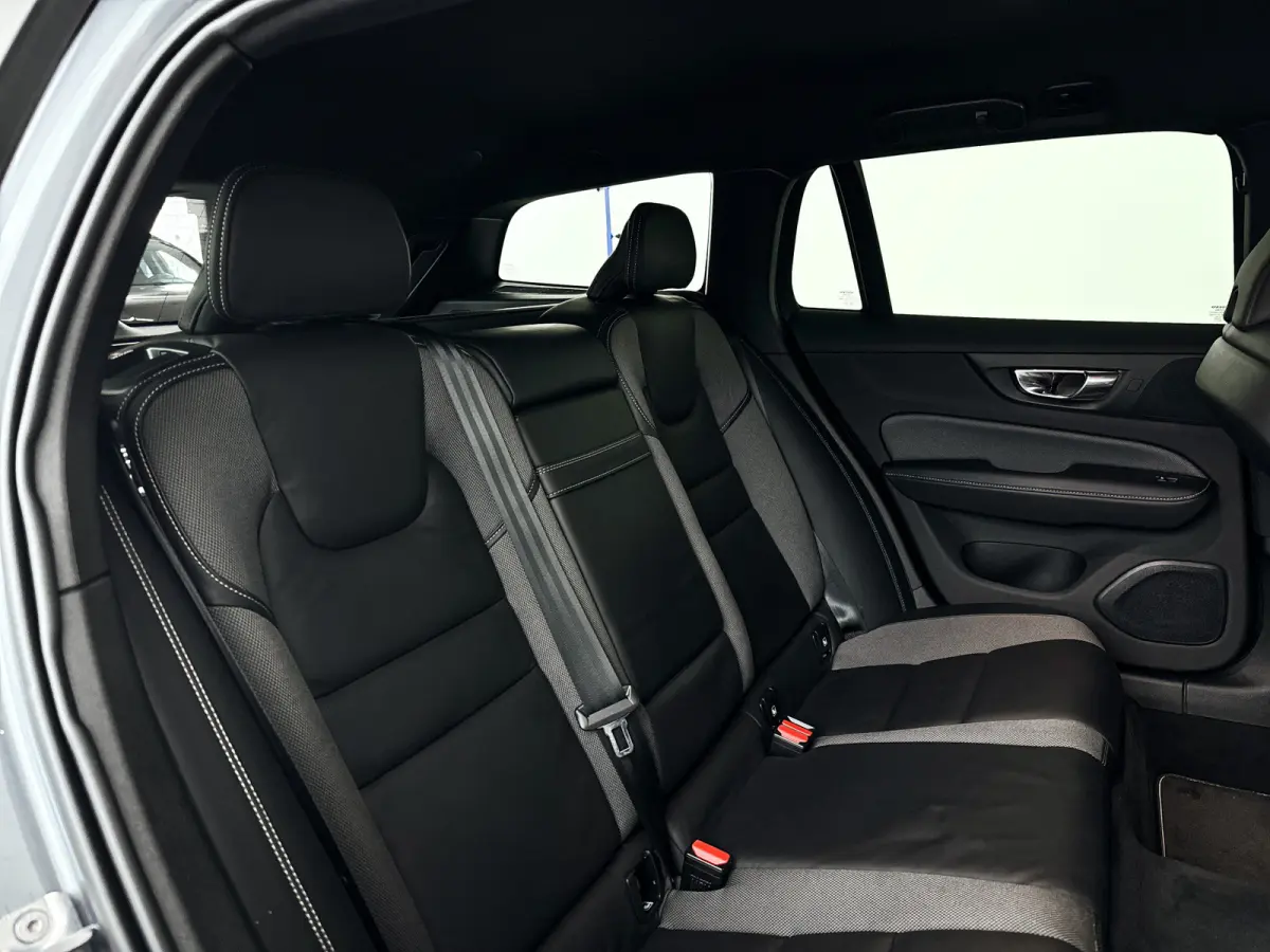 B3 R-Design | Parkeercamera | Stoel- en stuurverwarming | Harman Kardon | Extra getint glas | Trekhaak