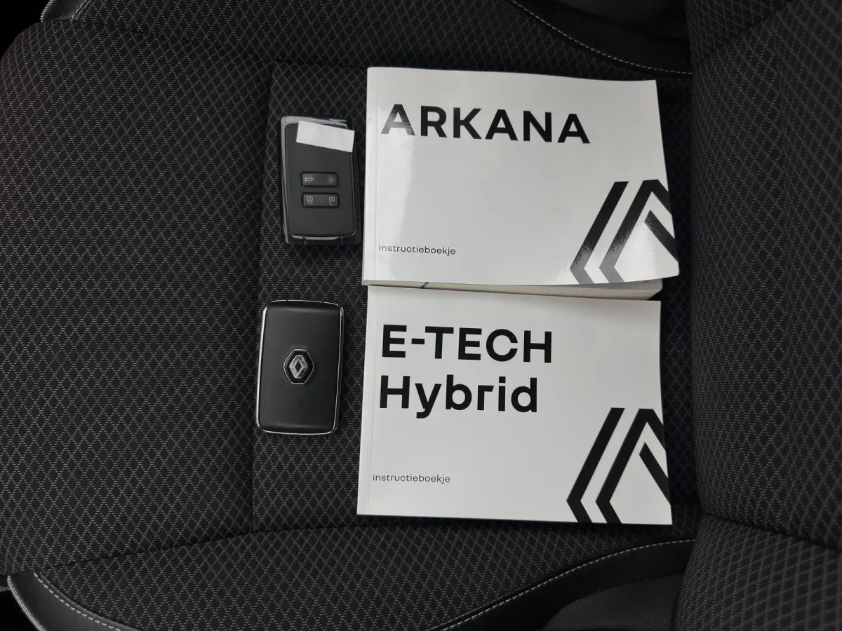 1.6 E-Tech Hybrid 145 Intens (INCL-BTW) Aut. *LEATHER-FABRIC | FULL-LED | DIGI-COCKPIT | LANE-ASSIST | BLIND-SPOT | NAVI-FULLMAP | AMBIENTLIGHT | CAMERA | KEYLESS | DAB+ | COMFORTSEATS | KEY