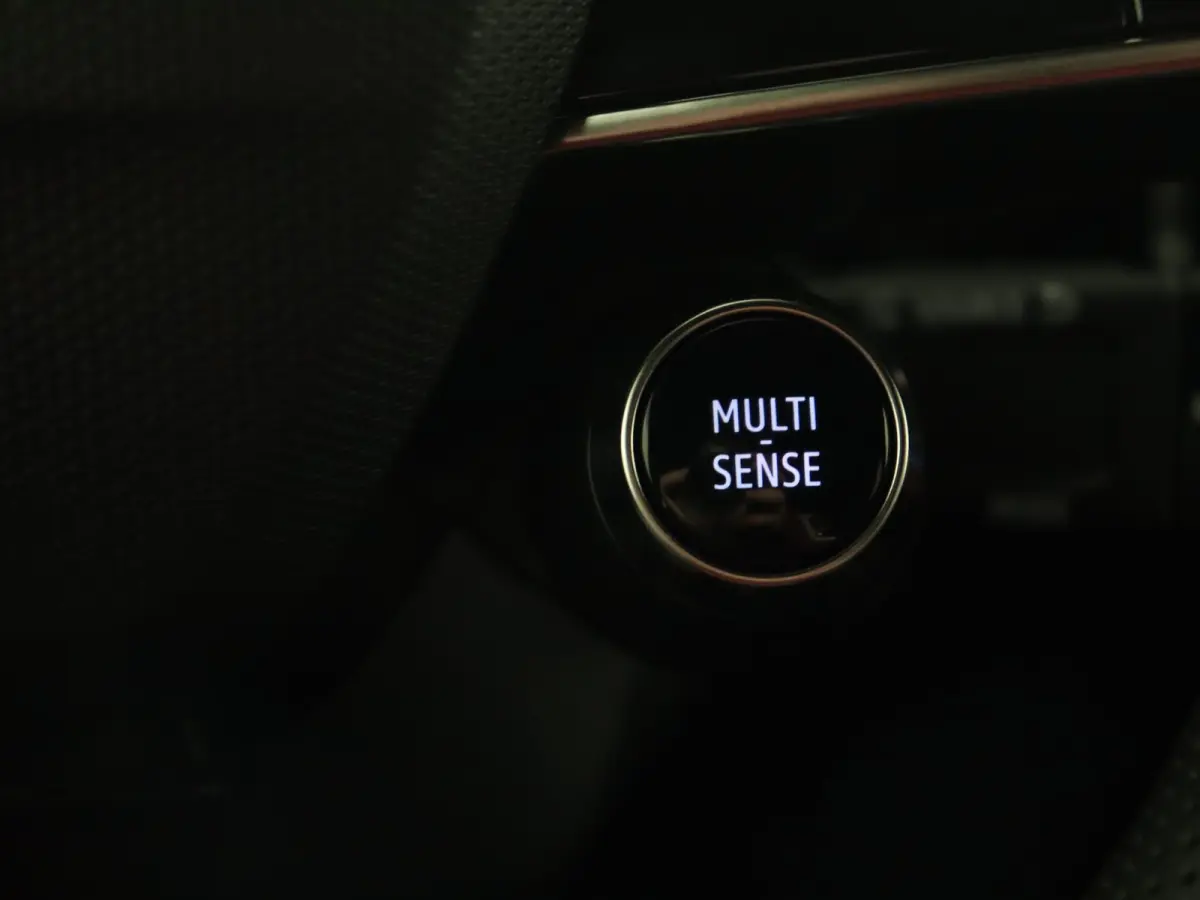 1.8 Hybrid 160 techno | pack winter, safety & parking | lichtmetalen wielen 18""rythmic" | verlenging connected services openR link met twee jaar |