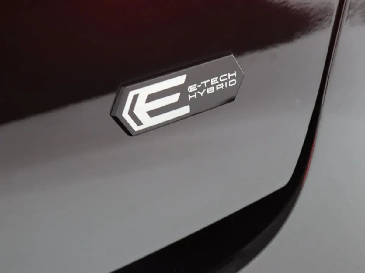 1.8 Hybrid 160 techno | pack winter, safety & parking | lichtmetalen wielen 18""rythmic" | verlenging connected services openR link met twee jaar |