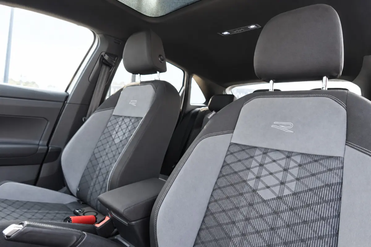 1.5 TSI R-Line KEYLESS IQ.LIGHT PANO VOL