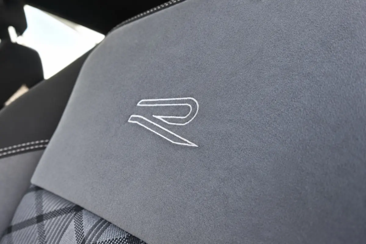 1.5 TSI R-Line KEYLESS IQ.LIGHT PANO VOL