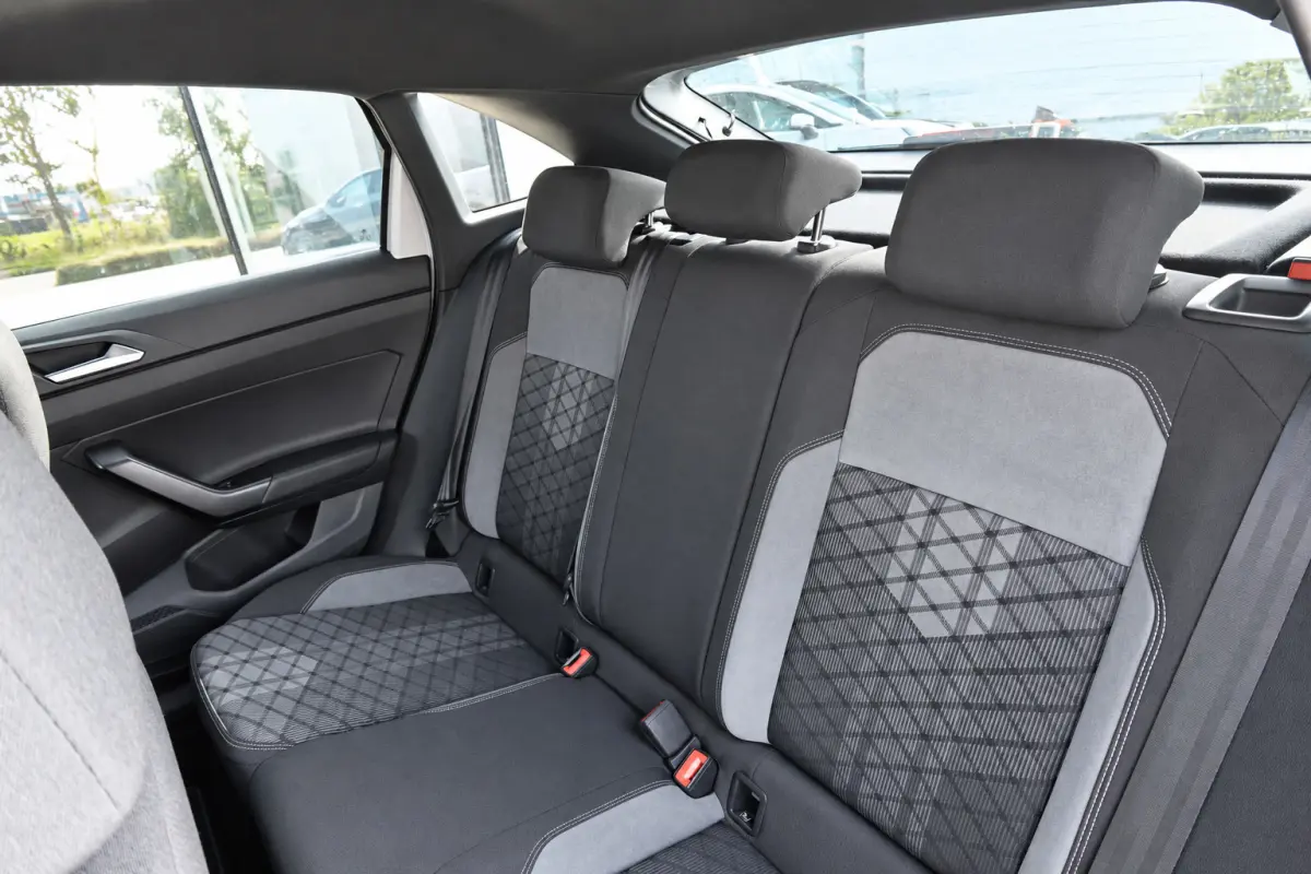 1.5 TSI R-Line KEYLESS IQ.LIGHT PANO VOL