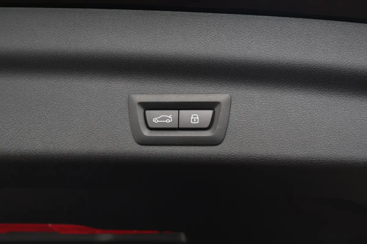 sDrive18i | M-Sport Pakket | Stoelverwarming | Comforttoegang | Achteruitrijcamera | Verwarmde Voorstoelen | Adaptieve Led | Adaptief Onderstel |