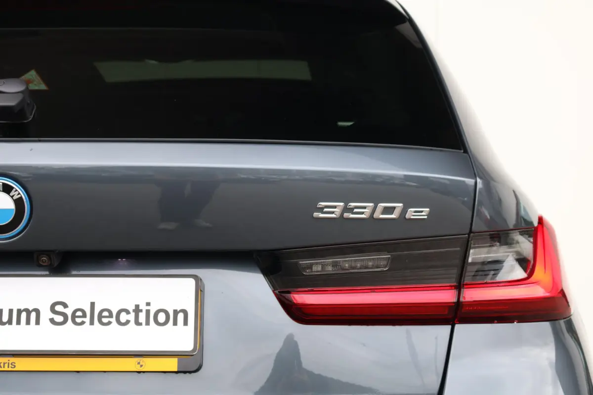 330e | Sport Pakket pro | Panorama Dak | Trekhaak | Driving Assistant Professional | Parking Assistant Plus | Invidual Thunder metallic | Hifi |