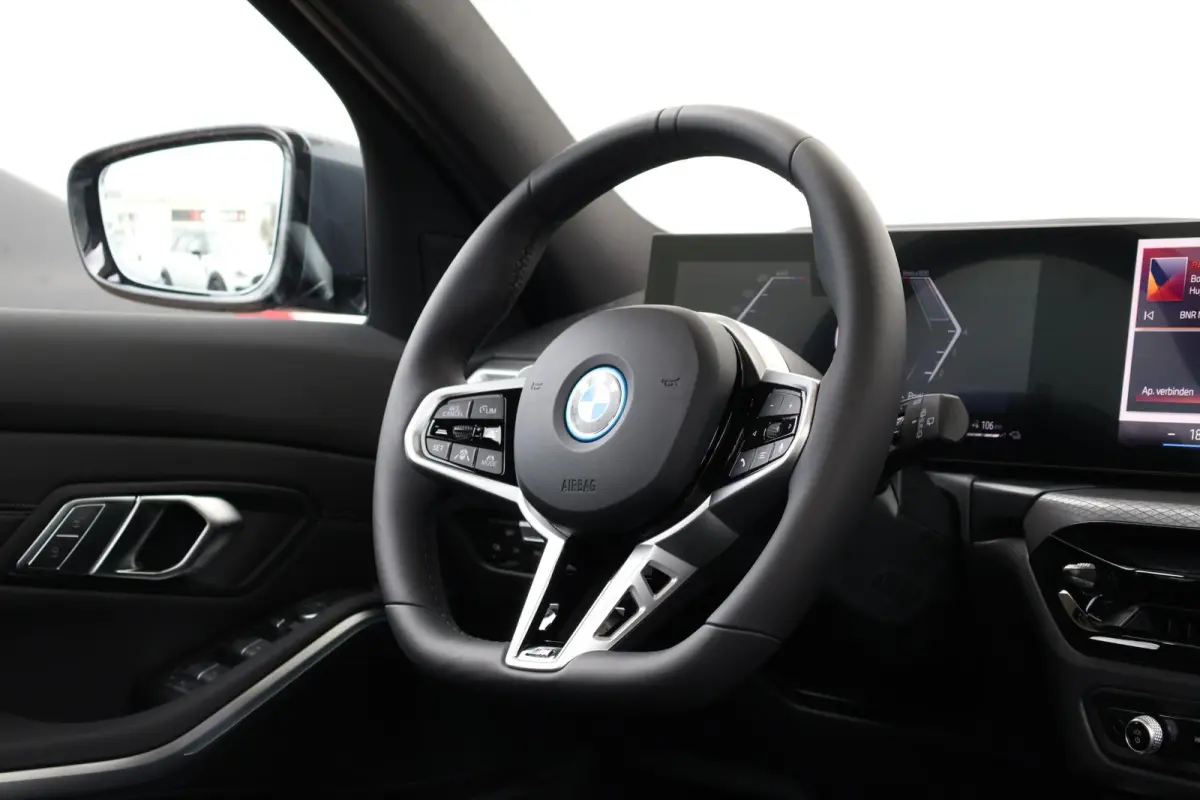 330e | Sport Pakket pro | Panorama Dak | Trekhaak | Driving Assistant Professional | Parking Assistant Plus | Invidual Thunder metallic | Hifi |
