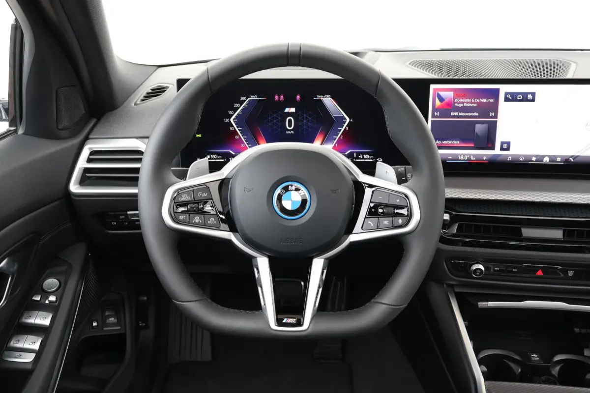 330e | Sport Pakket pro | Panorama Dak | Trekhaak | Driving Assistant Professional | Parking Assistant Plus | Invidual Thunder metallic | Hifi |