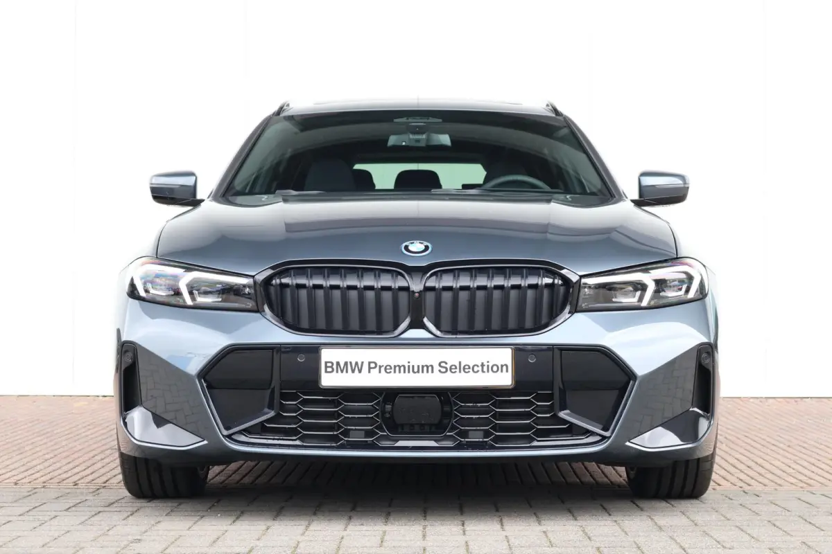 330e | Sport Pakket pro | Panorama Dak | Trekhaak | Driving Assistant Professional | Parking Assistant Plus | Invidual Thunder metallic | Hifi |