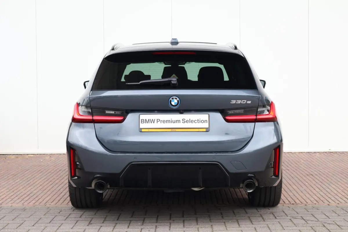 330e | Sport Pakket pro | Panorama Dak | Trekhaak | Driving Assistant Professional | Parking Assistant Plus | Invidual Thunder metallic | Hifi |