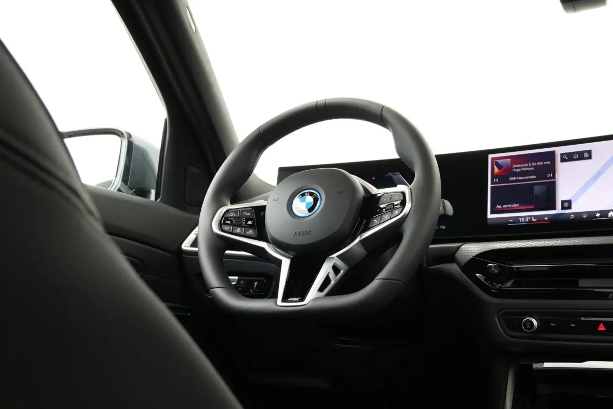 330e | Sport Pakket pro | Panorama Dak | Trekhaak | Driving Assistant Professional | Parking Assistant Plus | Invidual Thunder metallic | Hifi |