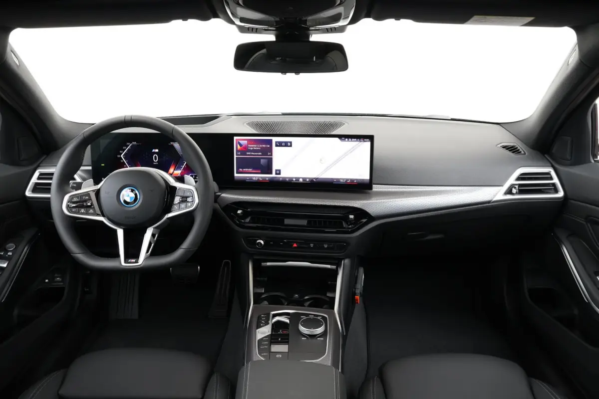 330e | Sport Pakket pro | Panorama Dak | Trekhaak | Driving Assistant Professional | Parking Assistant Plus | Invidual Thunder metallic | Hifi |