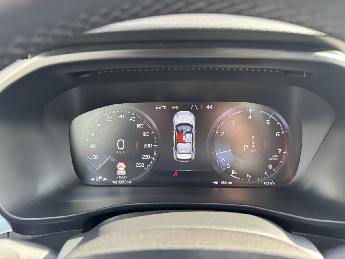 1.5 T3 Momentum Automaat Navi Camera Clima Carplay Adapt.cruiseTrekhaak ALl-Seasonbanden