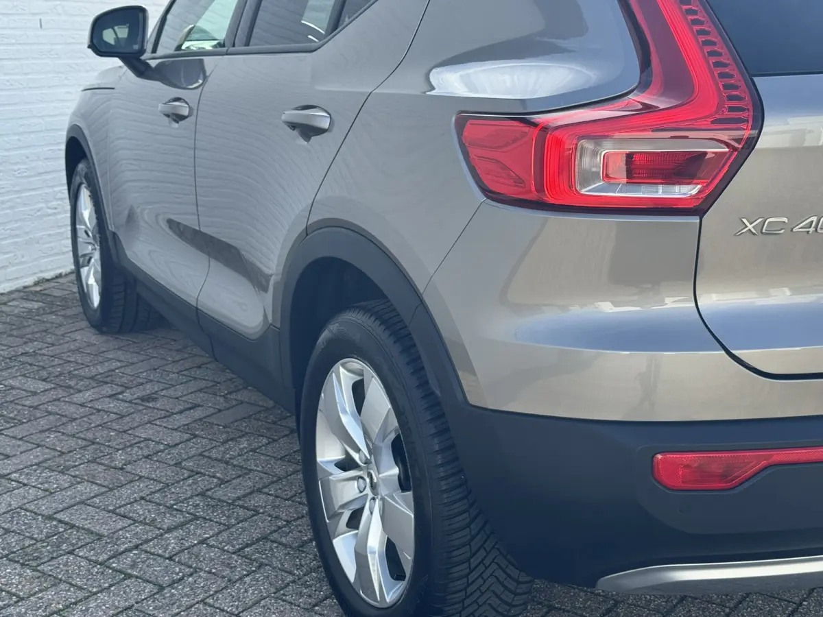 1.5 T3 Momentum Automaat Navi Camera Clima Carplay Adapt.cruiseTrekhaak ALl-Seasonbanden