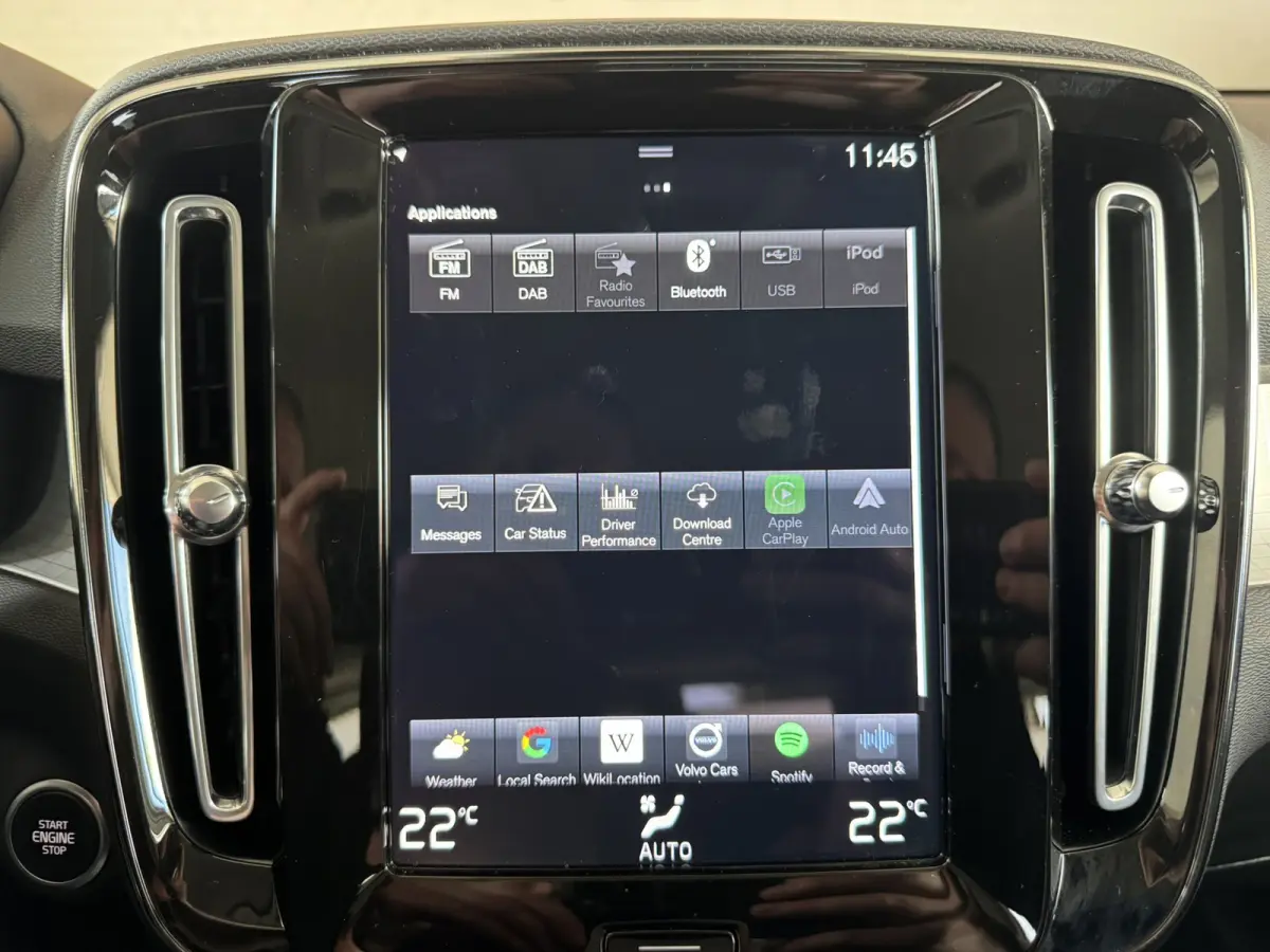 1.5 T3 Momentum Automaat Navi Camera Clima Carplay Adapt.cruiseTrekhaak ALl-Seasonbanden
