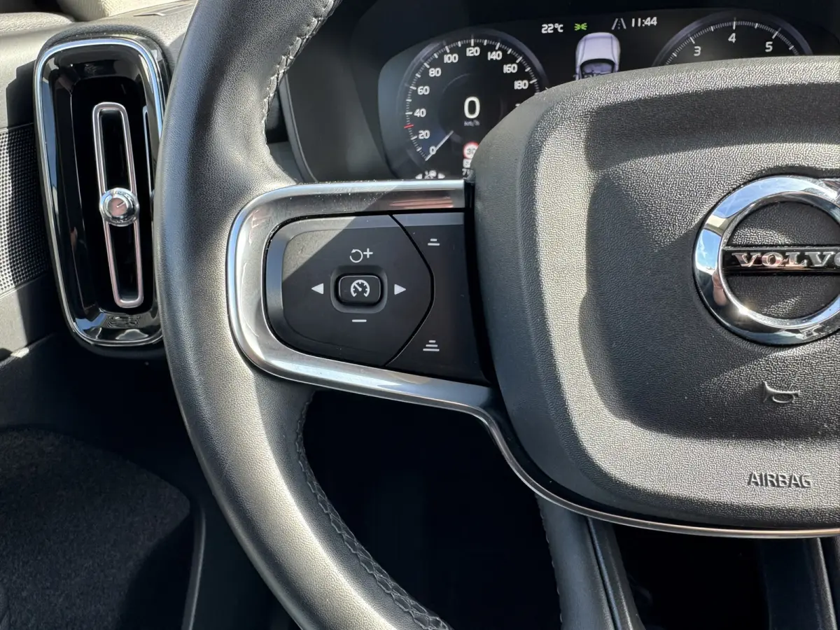 1.5 T3 Momentum Automaat Navi Camera Clima Carplay Adapt.cruiseTrekhaak ALl-Seasonbanden