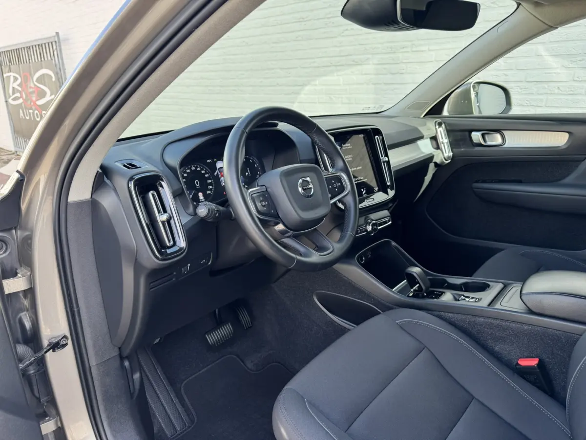 1.5 T3 Momentum Automaat Navi Camera Clima Carplay Adapt.cruiseTrekhaak ALl-Seasonbanden