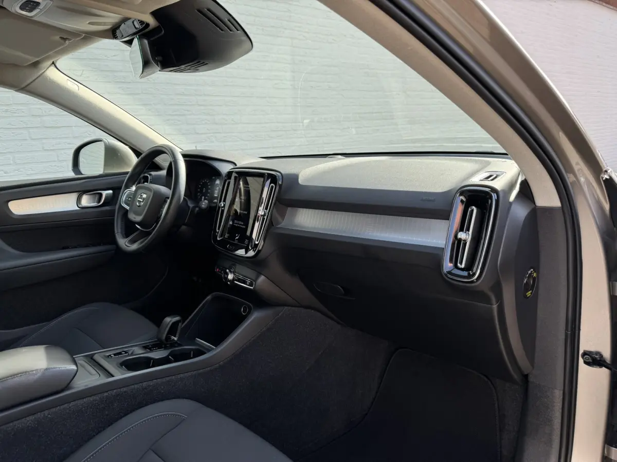 1.5 T3 Momentum Automaat Navi Camera Clima Carplay Adapt.cruiseTrekhaak ALl-Seasonbanden