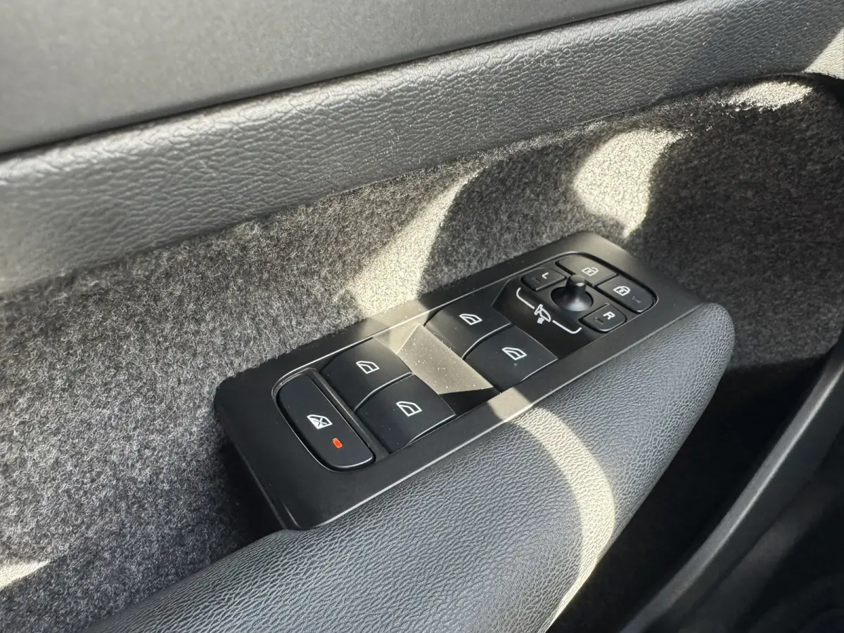1.5 T3 Momentum Automaat Navi Camera Clima Carplay Adapt.cruiseTrekhaak ALl-Seasonbanden