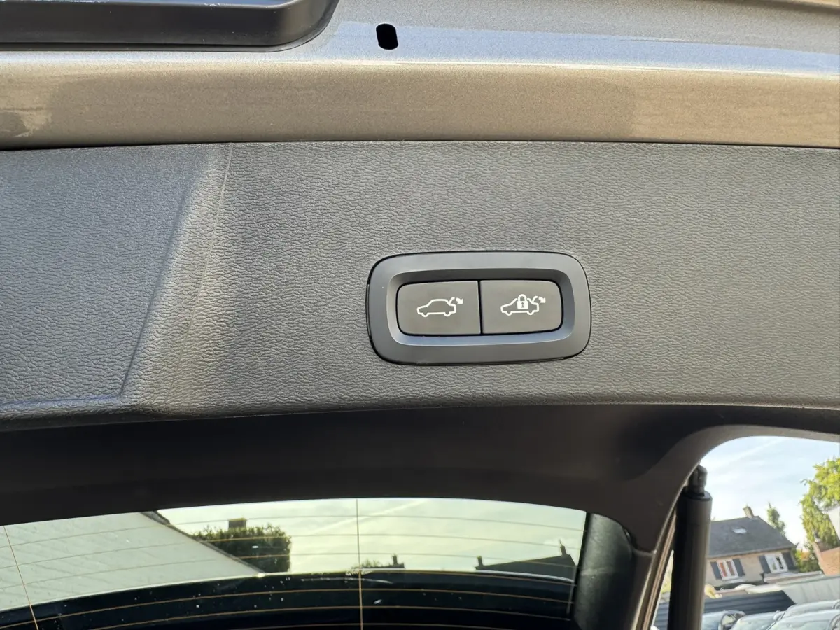 1.5 T3 Momentum Automaat Navi Camera Clima Carplay Adapt.cruiseTrekhaak ALl-Seasonbanden