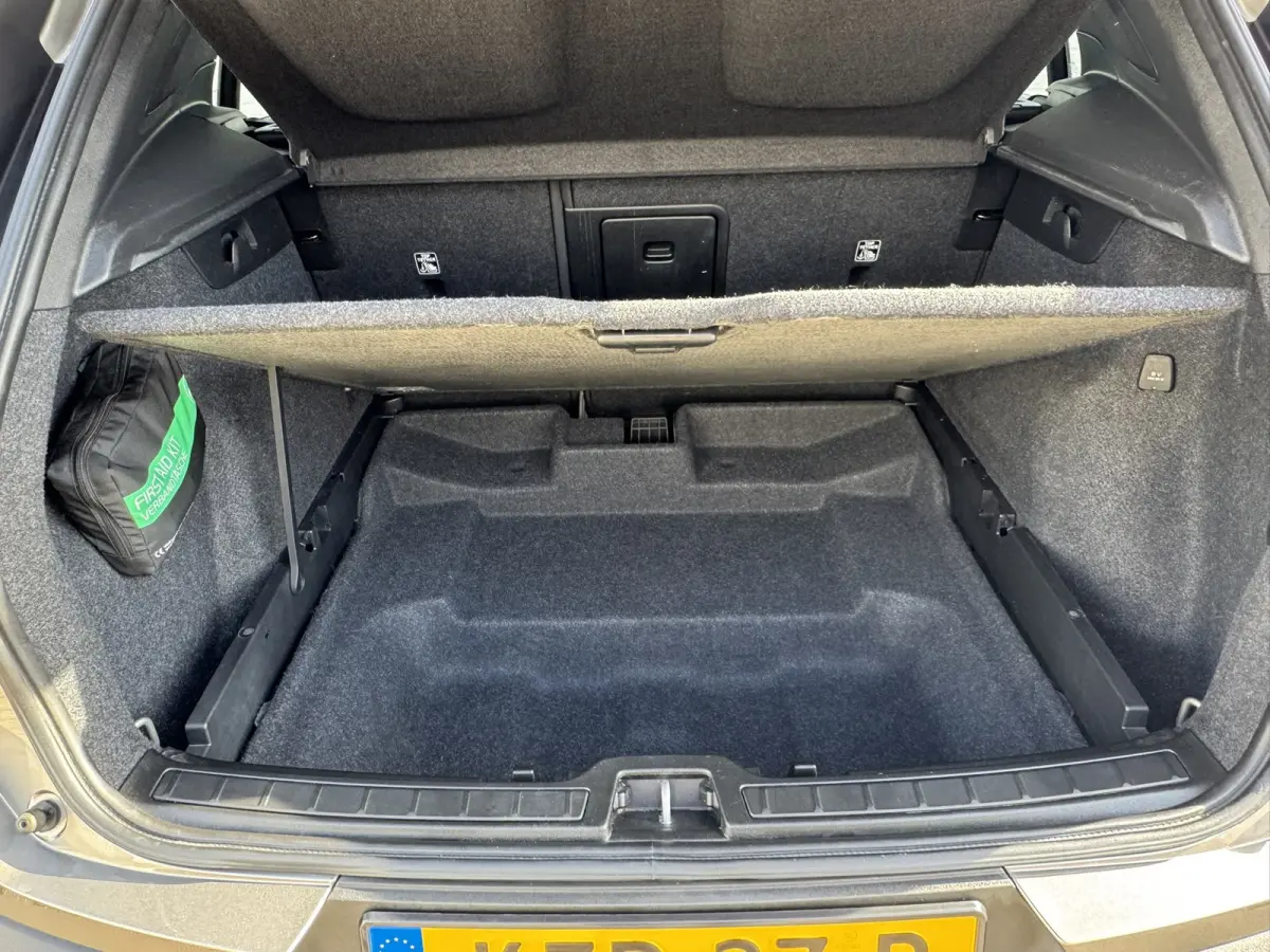 1.5 T3 Momentum Automaat Navi Camera Clima Carplay Adapt.cruiseTrekhaak ALl-Seasonbanden