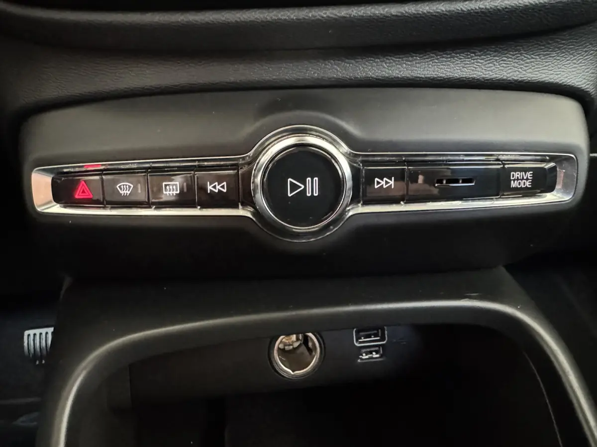 1.5 T3 Momentum Automaat Navi Camera Clima Carplay Adapt.cruiseTrekhaak ALl-Seasonbanden