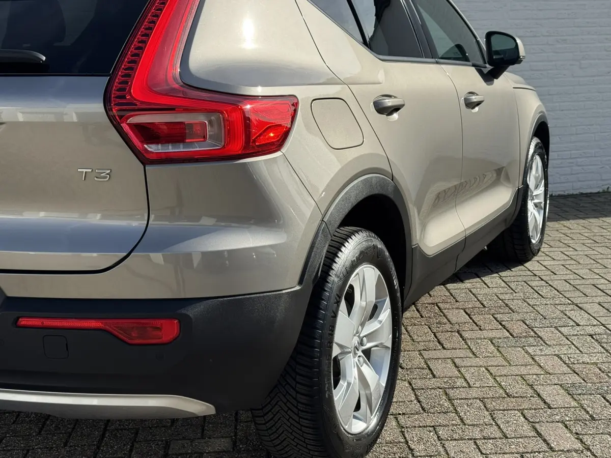 1.5 T3 Momentum Automaat Navi Camera Clima Carplay Adapt.cruiseTrekhaak ALl-Seasonbanden