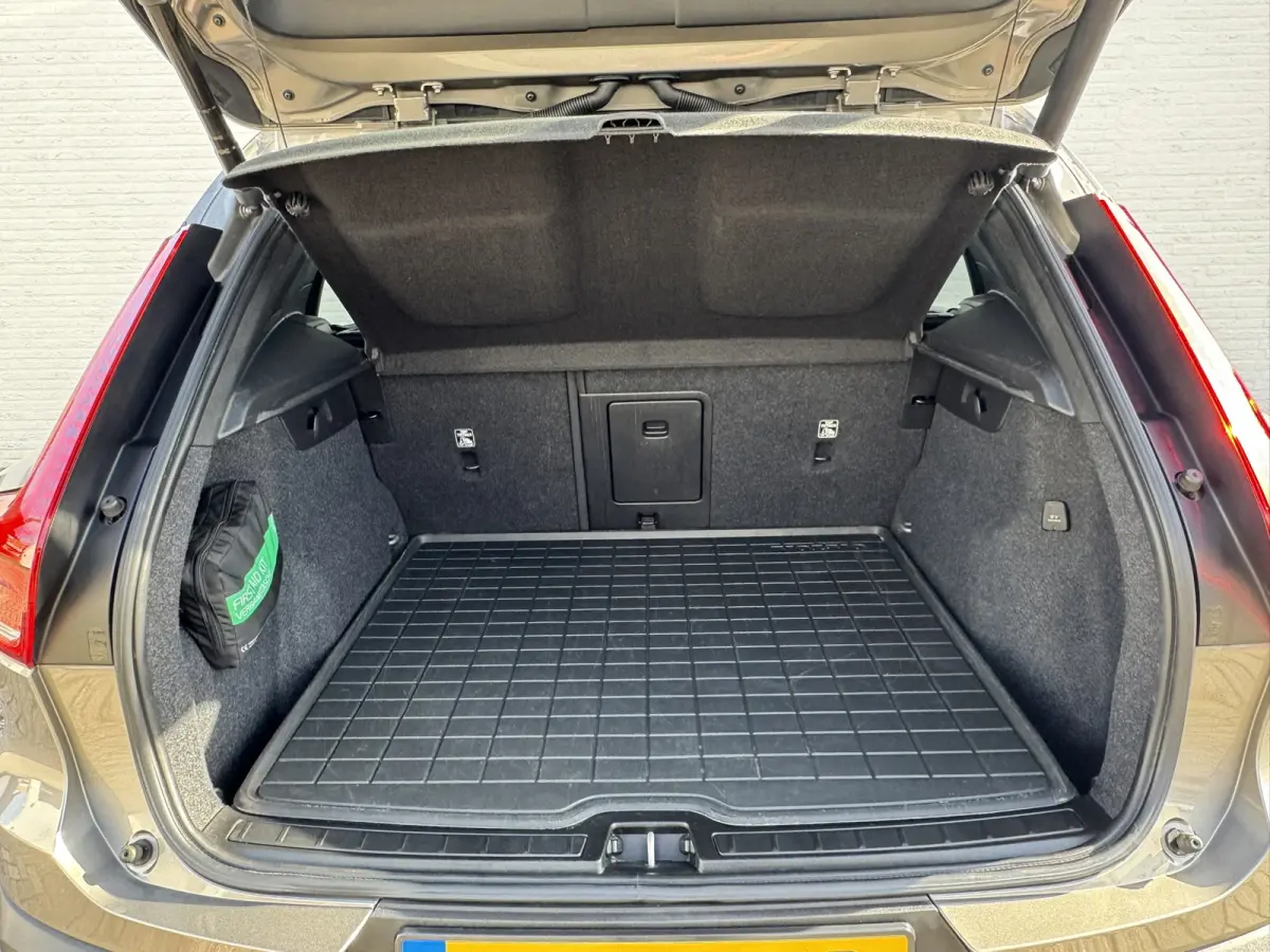 1.5 T3 Momentum Automaat Navi Camera Clima Carplay Adapt.cruiseTrekhaak ALl-Seasonbanden