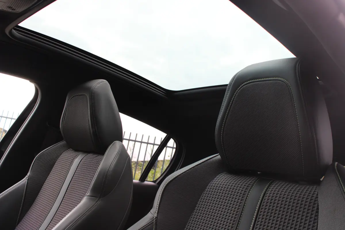 1.2 PureTech 130pk EAT8 GT | Automaat | Panoramadak | Navigatie | Camera | Apple carplay | Bluetooth |