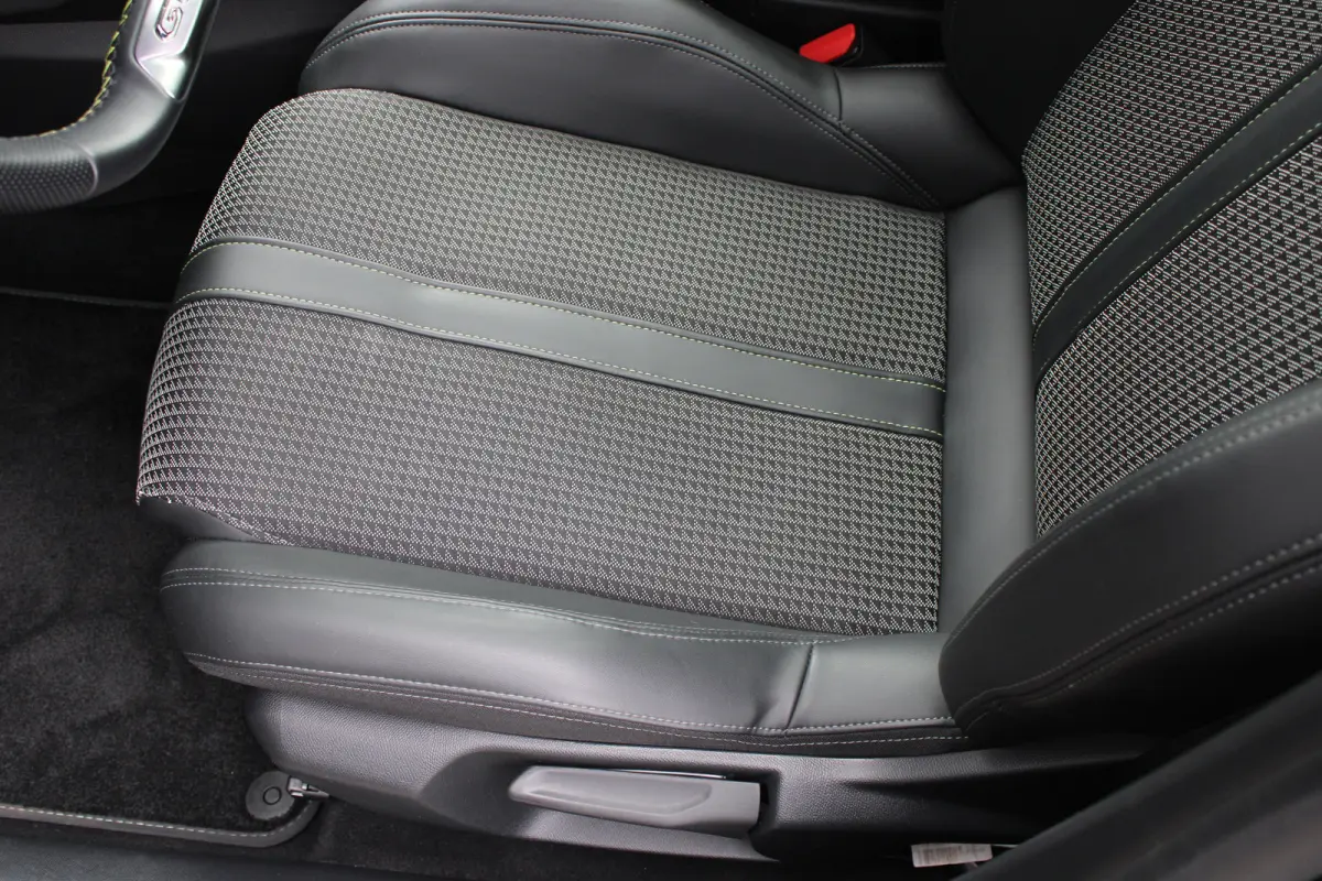 1.2 PureTech 130pk EAT8 GT | Automaat | Panoramadak | Navigatie | Camera | Apple carplay | Bluetooth |