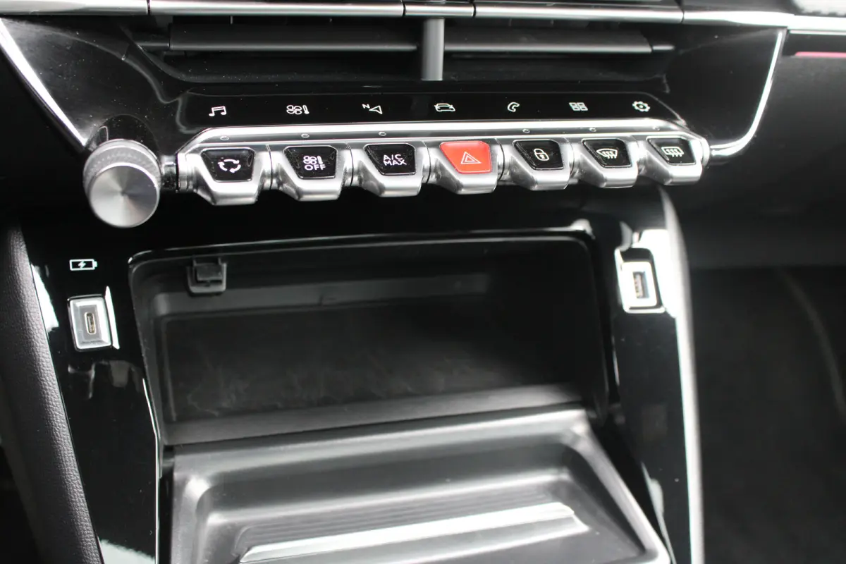 1.2 PureTech 130pk EAT8 GT | Automaat | Panoramadak | Navigatie | Camera | Apple carplay | Bluetooth |