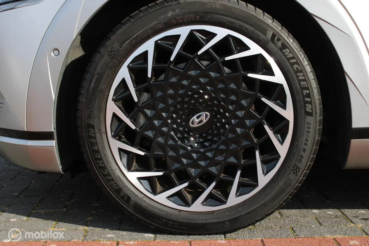 Lounge 77.4 kWh, Panoramadak, Leer, Stoelverwarming + Koeling, Donker glas, Mat grijs, 20 Inch LMV, Navi, App connect, Head-up display, Alle opties !!