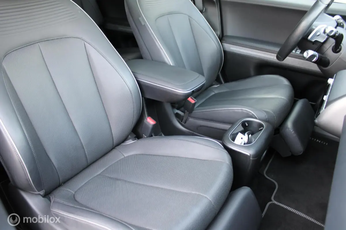 Lounge 77.4 kWh, Panoramadak, Leer, Stoelverwarming + Koeling, Donker glas, Mat grijs, 20 Inch LMV, Navi, App connect, Head-up display, Alle opties !!