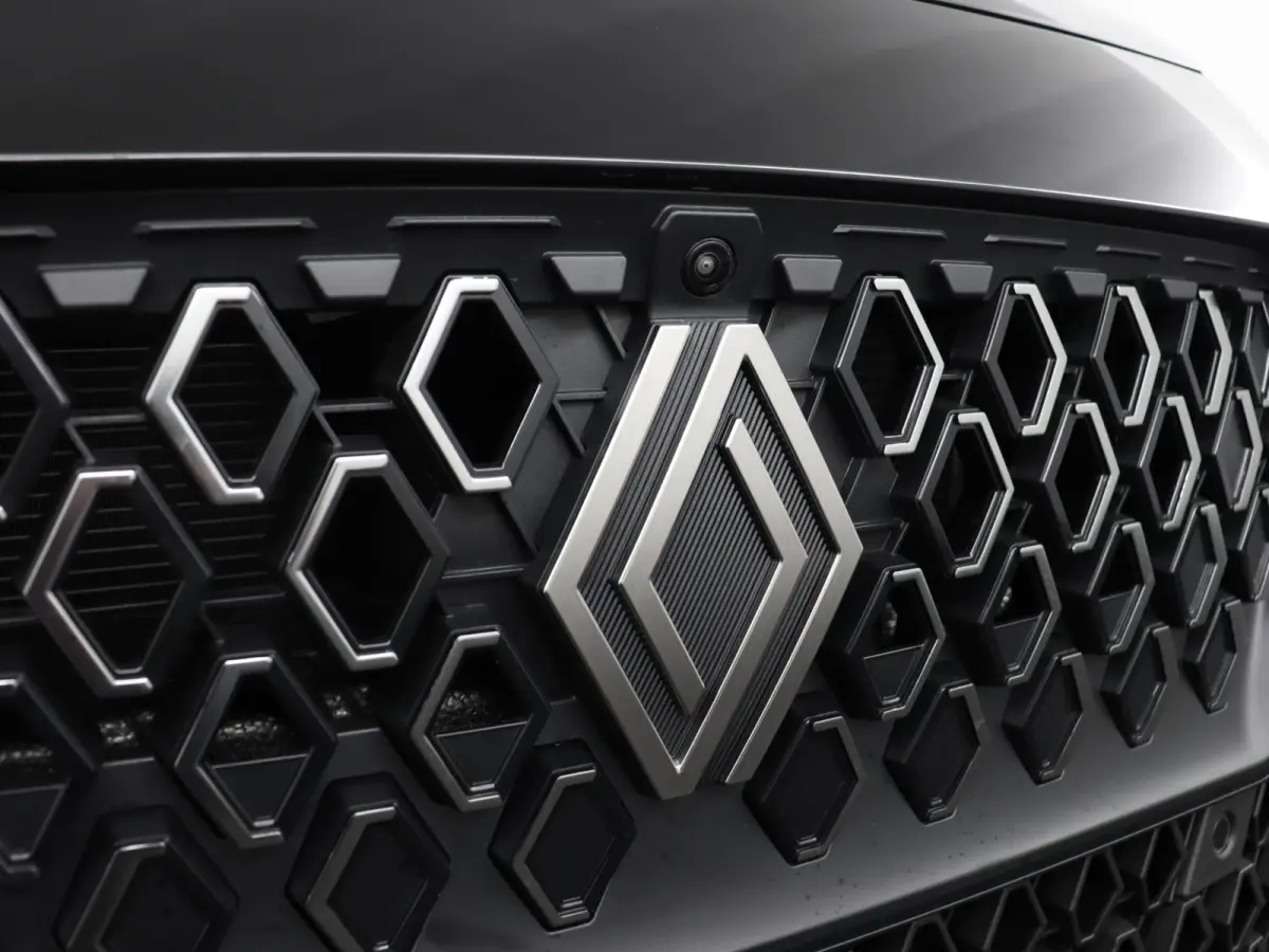 techno full hybrid E-Tech 160 pk | pack winter, safety & parking | lichtmetalen wielen 18""rythmic" | verlenging connected services openR link met twee jaar |