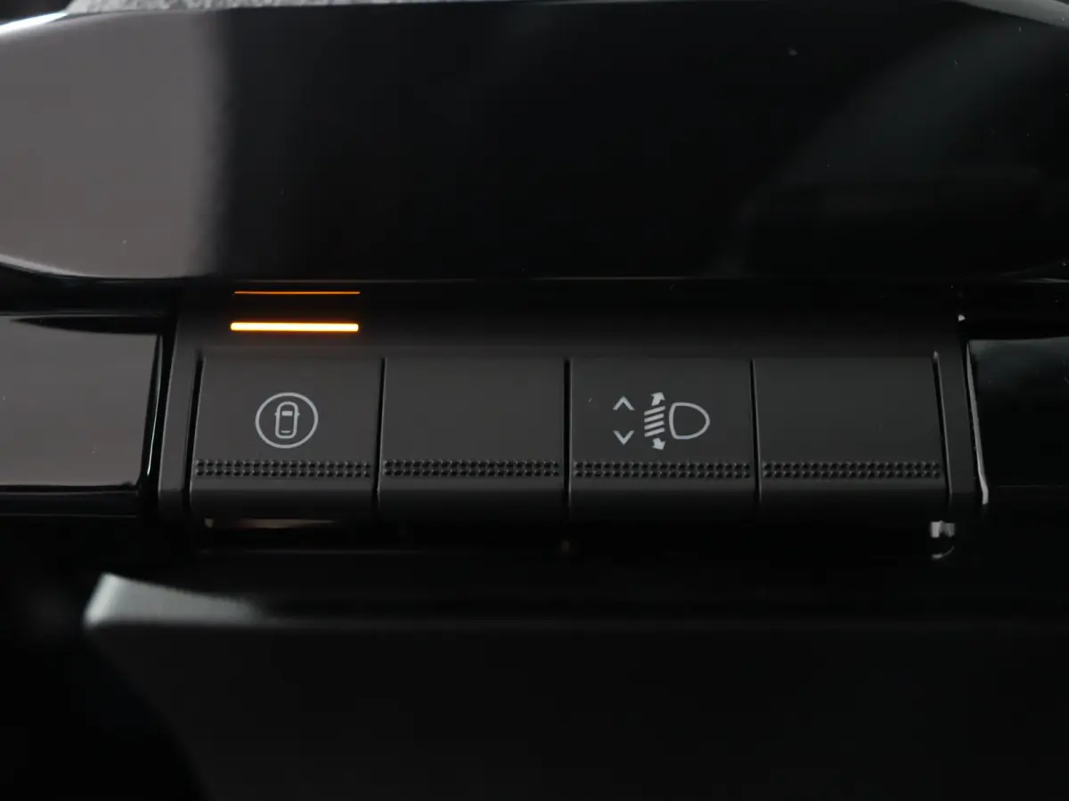 techno full hybrid E-Tech 160 pk | pack winter, safety & parking | lichtmetalen wielen 18""rythmic" | verlenging connected services openR link met twee jaar |