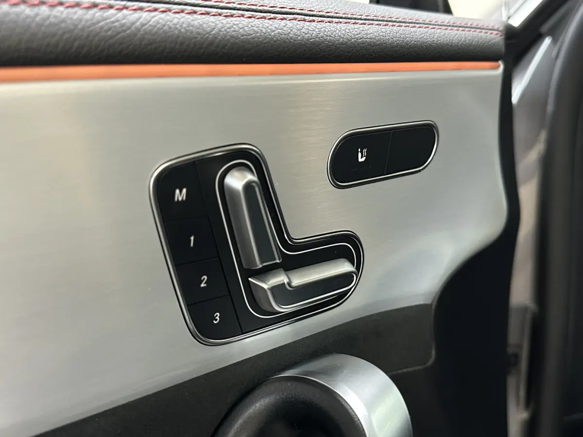 200 AMG Line | Pano | El. stoelen | LED |