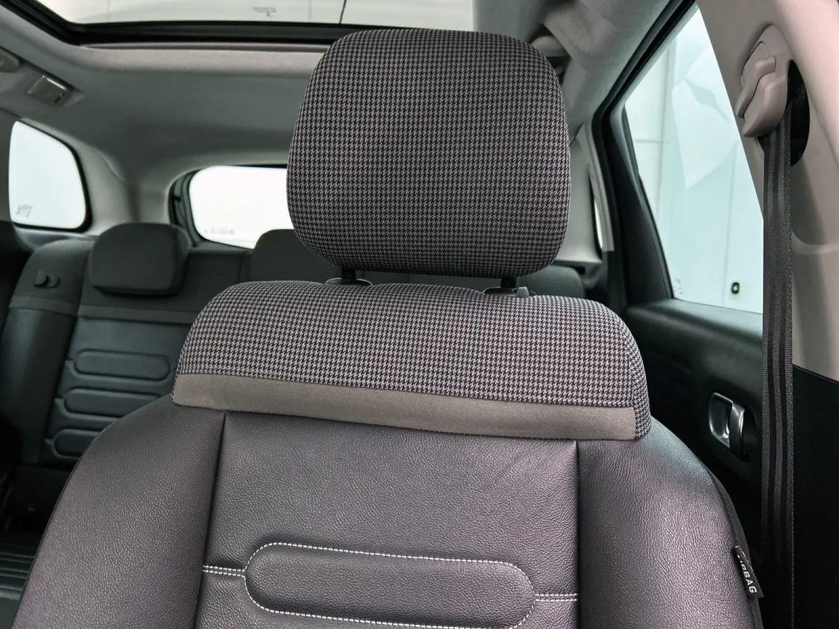 SUV Shine 110pk Automaat | Navigatie | Panoramisch schuif-kanteldak | Achteruitrijcamera | Climate Control | Cruise Control | Parkeersensoren v+a | Apple Carplay / Android Auto | Bluetooth |
