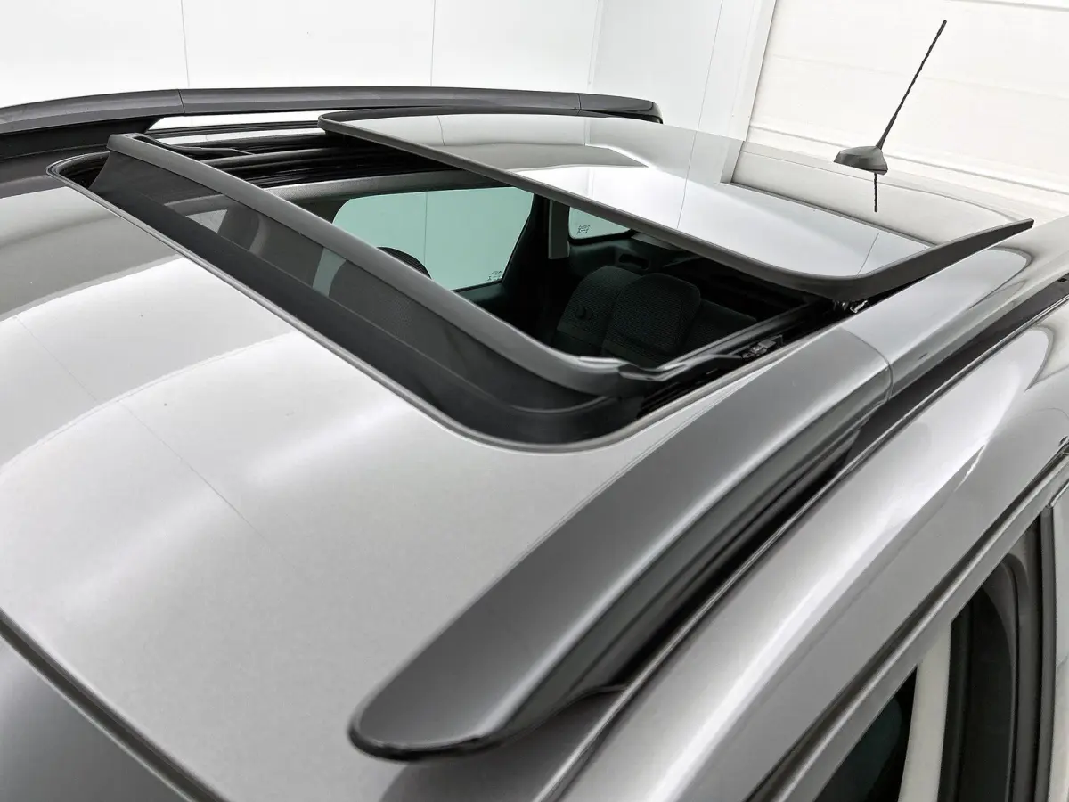 SUV Shine 110pk Automaat | Navigatie | Panoramisch schuif-kanteldak | Achteruitrijcamera | Climate Control | Cruise Control | Parkeersensoren v+a | Apple Carplay / Android Auto | Bluetooth |