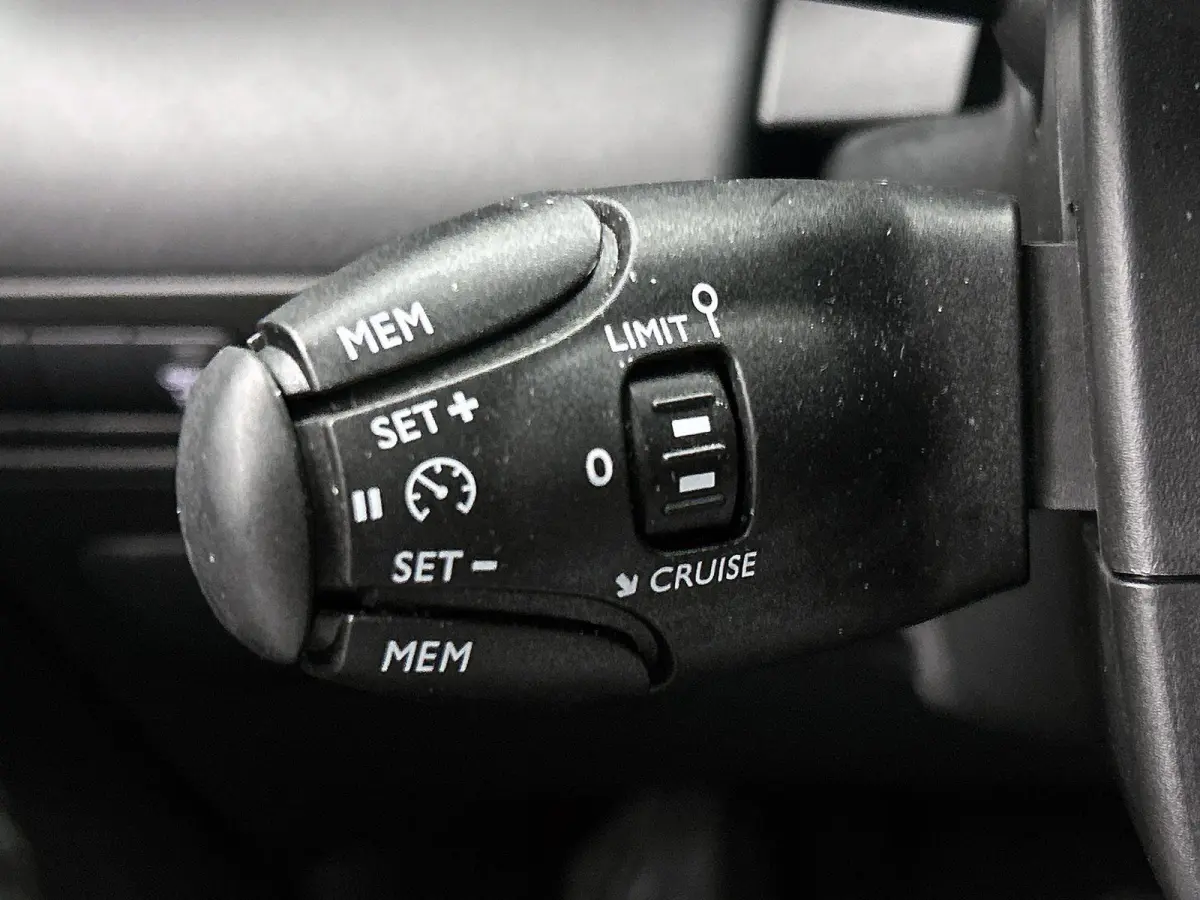 SUV Shine 110pk Automaat | Navigatie | Panoramisch schuif-kanteldak | Achteruitrijcamera | Climate Control | Cruise Control | Parkeersensoren v+a | Apple Carplay / Android Auto | Bluetooth |