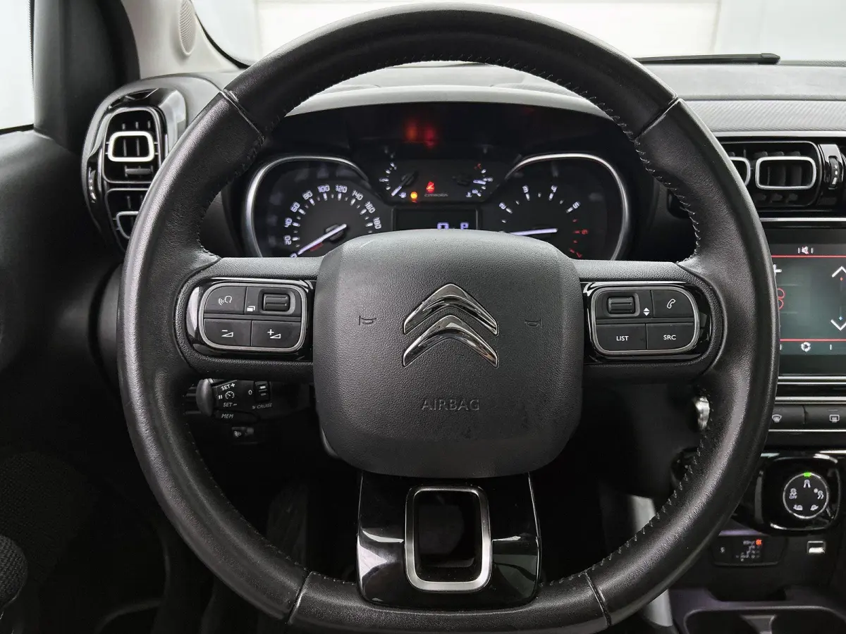 SUV Shine 110pk Automaat | Navigatie | Panoramisch schuif-kanteldak | Achteruitrijcamera | Climate Control | Cruise Control | Parkeersensoren v+a | Apple Carplay / Android Auto | Bluetooth |