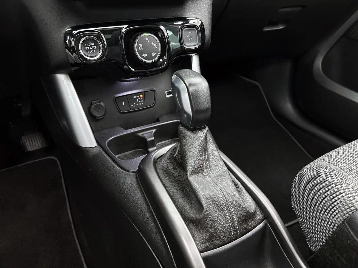SUV Shine 110pk Automaat | Navigatie | Panoramisch schuif-kanteldak | Achteruitrijcamera | Climate Control | Cruise Control | Parkeersensoren v+a | Apple Carplay / Android Auto | Bluetooth |