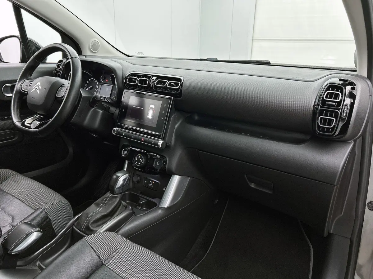 SUV Shine 110pk Automaat | Navigatie | Panoramisch schuif-kanteldak | Achteruitrijcamera | Climate Control | Cruise Control | Parkeersensoren v+a | Apple Carplay / Android Auto | Bluetooth |
