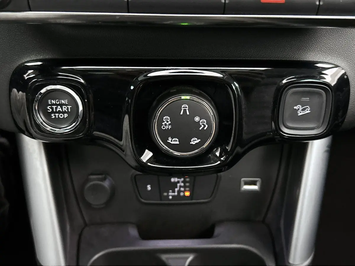 SUV Shine 110pk Automaat | Navigatie | Panoramisch schuif-kanteldak | Achteruitrijcamera | Climate Control | Cruise Control | Parkeersensoren v+a | Apple Carplay / Android Auto | Bluetooth |