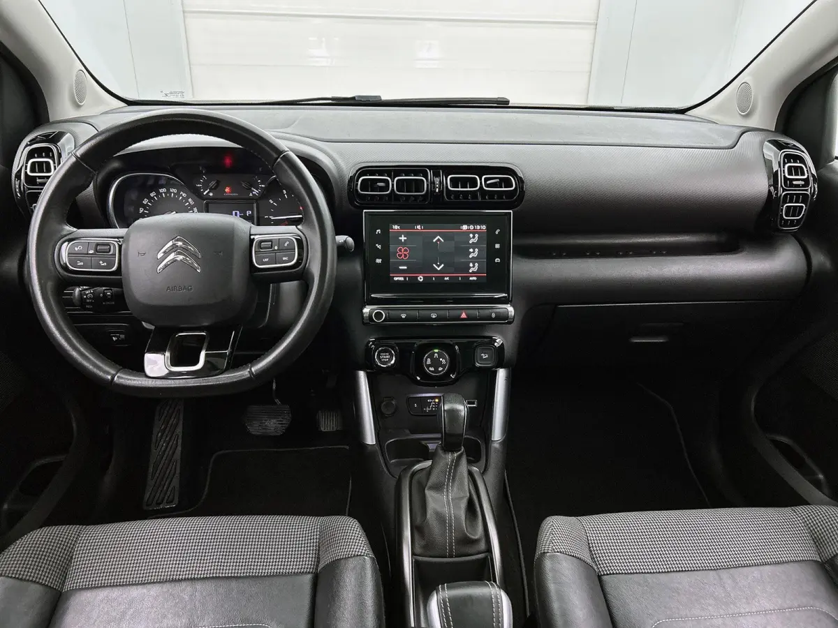 SUV Shine 110pk Automaat | Navigatie | Panoramisch schuif-kanteldak | Achteruitrijcamera | Climate Control | Cruise Control | Parkeersensoren v+a | Apple Carplay / Android Auto | Bluetooth |
