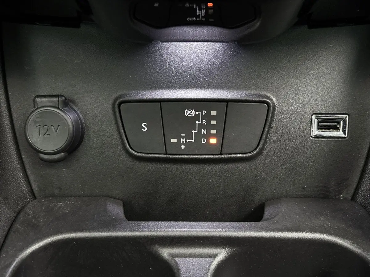 SUV Shine 110pk Automaat | Navigatie | Panoramisch schuif-kanteldak | Achteruitrijcamera | Climate Control | Cruise Control | Parkeersensoren v+a | Apple Carplay / Android Auto | Bluetooth |